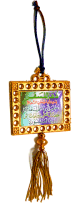Pendentif rectangulaire doré avec pompon contenant l'invocation du voyage Pendentif rectangulaire dore avec pompon contenant l'invocation du voyage