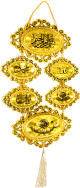 Cadre dore constitue de 6 parties ovales contenant la Basmalah, Allah (SWT), Mohammed (SAW) et les sourates 112 (Al-Ikhlas), 113 (Al-Falaq) et 114 (An-Nas)
