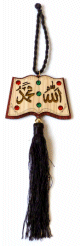Pendentif en bois avec pompon sous forme de livre sculpté avec les calligraphies Allah et Mohammed (saw) Pendentif en bois avec pompon sous forme de livre sculpte avec les calligraphies Allah et Mohammed (saw)