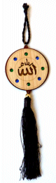 Pendentif en bois avec pompon sculpté avec les calligraphies "Allah" sur une face et Mohammed (saw) sur l'autre Pendentif en bois avec pompon sculpte avec les calligraphies "Allah" sur une face et Mohammed (saw) sur l'autre
