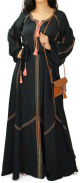 Robe longue noire avec broderies modernes et ceinture