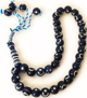 Chapelet "Sebha" bleu foncé à 33 gros grains avec motifs argentés Chapelet "Sebha" bleu fonce a 33 gros grains avec motifs argentes