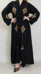 Robe Abaya Dubaï noire de qualité avec ceinture de serrage interne, strass et nombreuses broderies Robe Abaya Dubai noire de qualite avec ceinture de serrage interne, strass et nombreuses broderies
