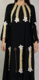 Robe de soirée noire style Abaya Dubaï de qualité avec nombreuses broderies et motifs en strass dorés Robe de soiree noire style Abaya Dubai de qualite avec nombreuses broderies et motifs en strass dores