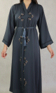 Abaya grise Dubaï avec strass, ceinture de qualité et de nombreuses broderies faites main Abaya grise Dubai avec strass, ceinture de qualite et de nombreuses broderies faites main