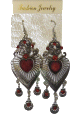 Boucles d'oreilles pendantes en metal argente delicatement cisele et orne de pierres rouges format coeur