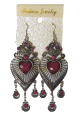 Boucles d'oreilles pendantes en metal argente delicatement cisele et orne de pierres roses format coeur