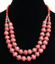 Collier ethnique artisanal imitation pierres corail deux rangs, agremente de perles et de metal