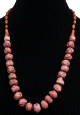Collier ethnique artisanal imitation pierres corail, agremente de perles noires et en bois