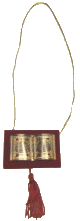 Pendentif verset du Trone Al-Baqara sur livre dore et support velours grena